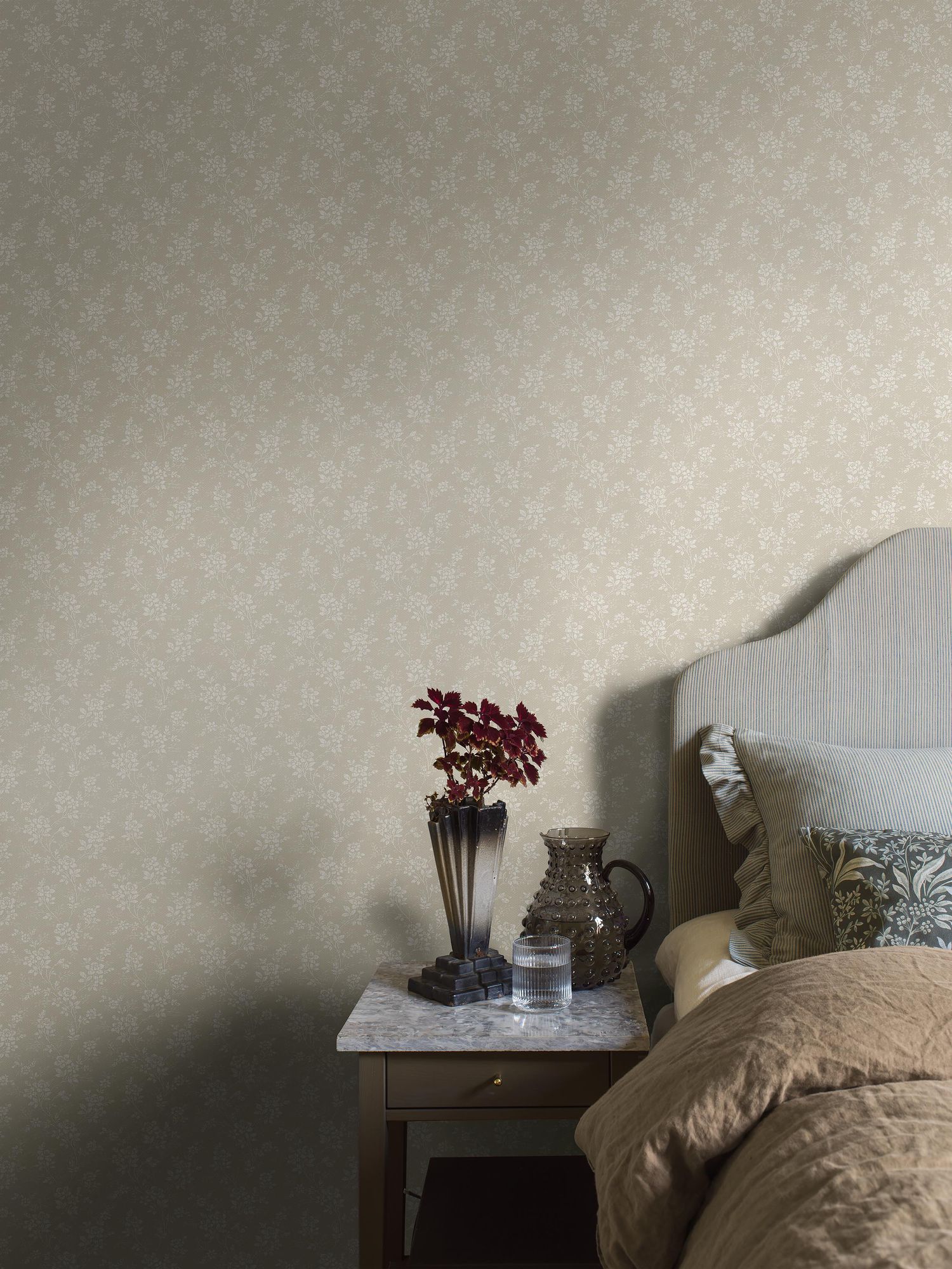 4725 Hip Rose Beige and Grey Wallpaper by Boråstapeter