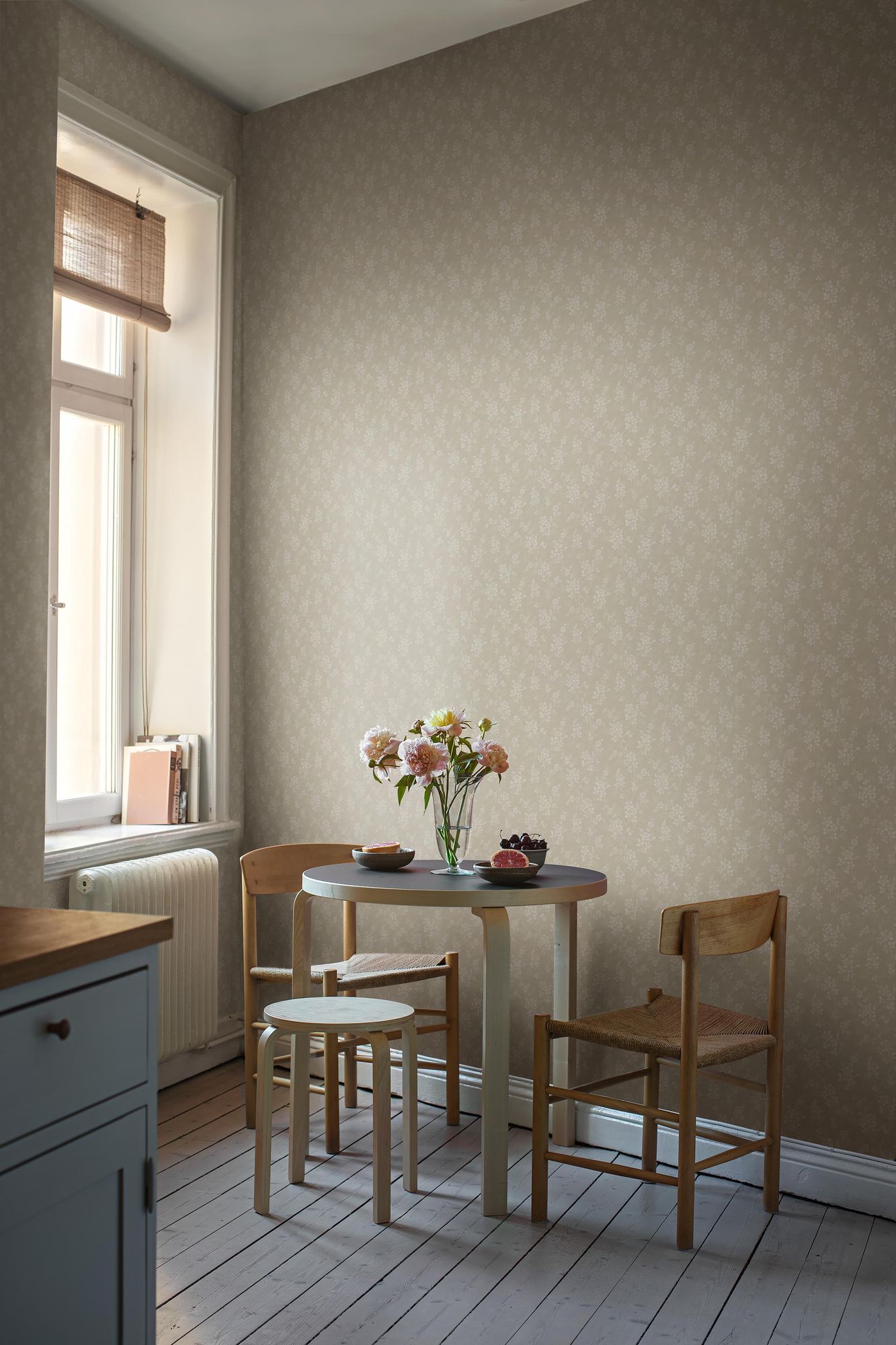 4725 Hip Rose Beige and Grey Wallpaper by Boråstapeter