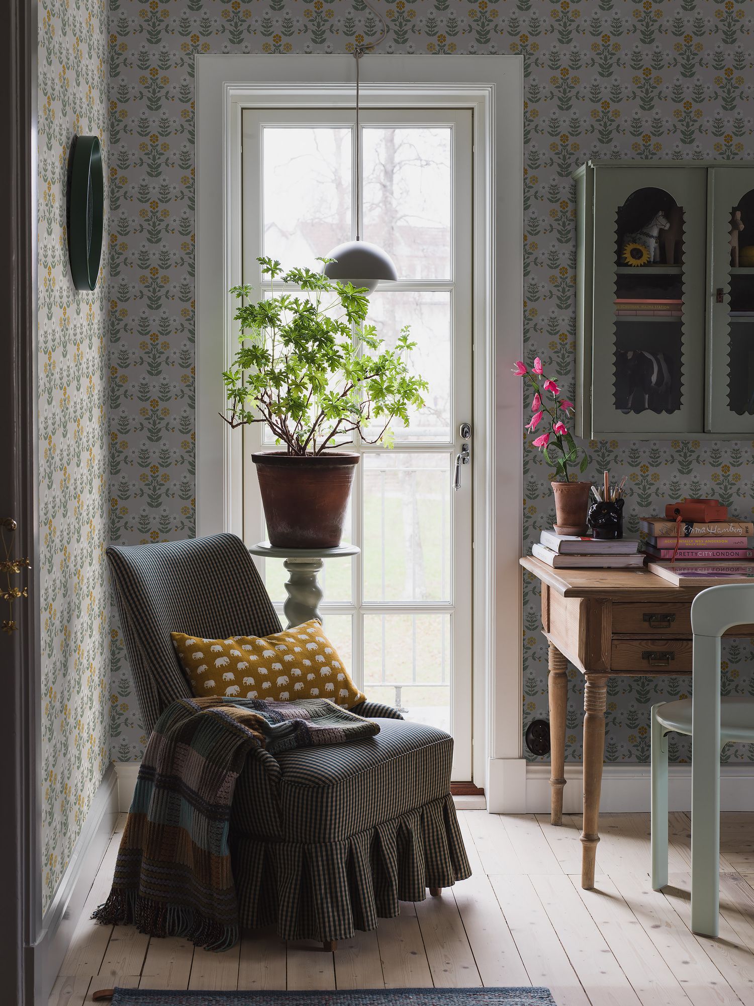 4811 Sippor Yellow and Grey Wallpaper by Boråstapeter