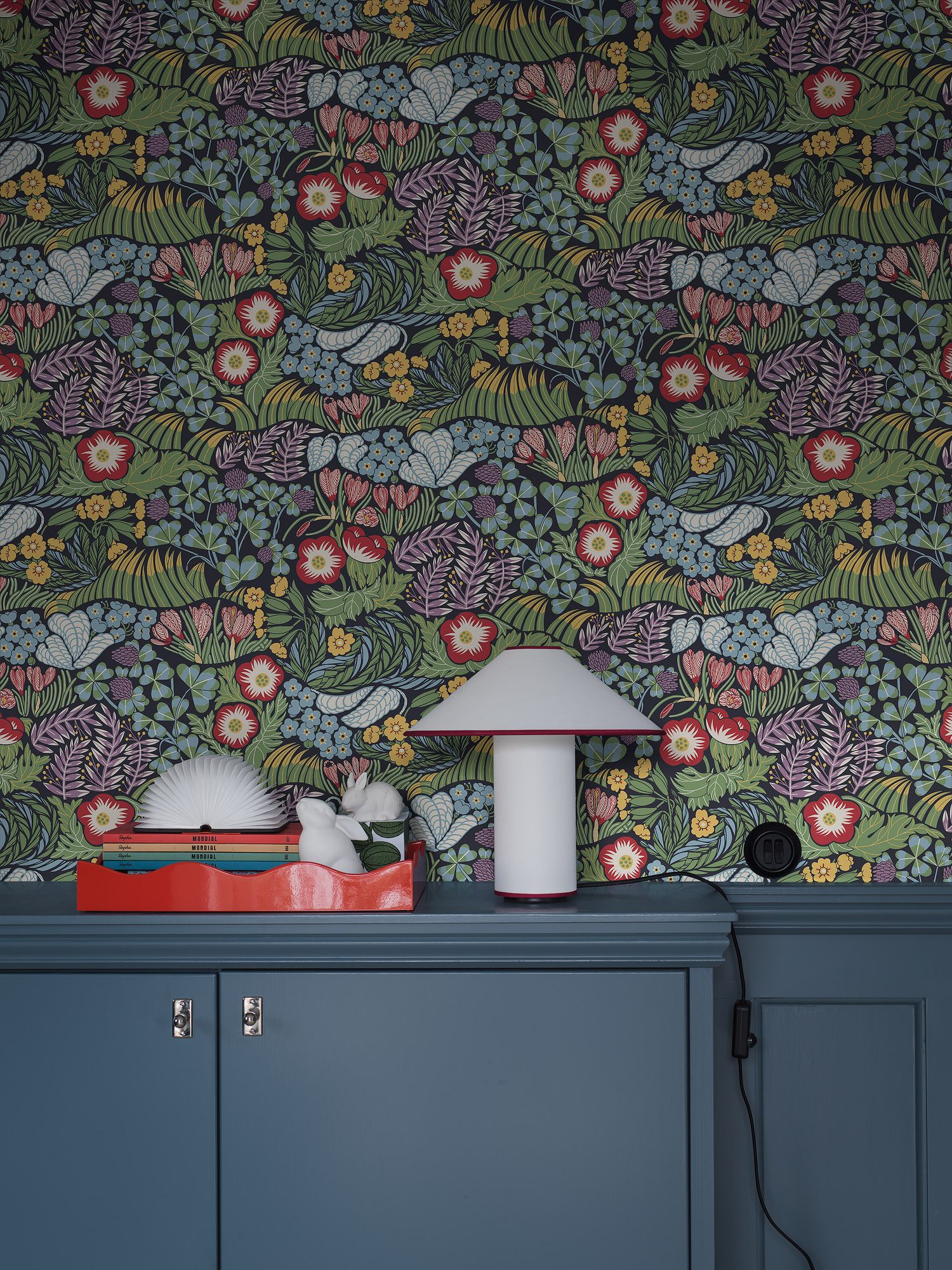 4842 Rabatt Multi and Black Wallpaper by Boråstapeter