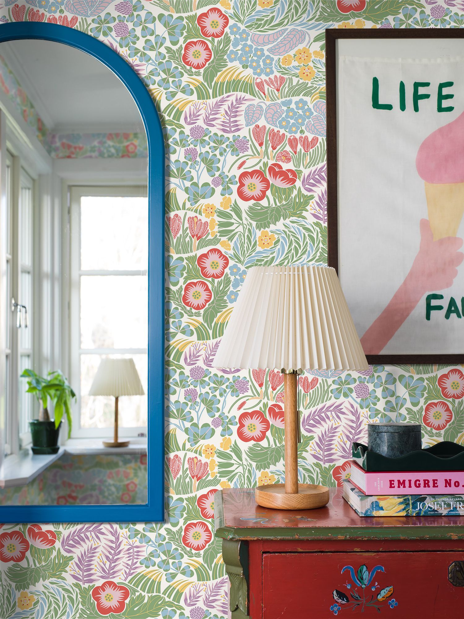 4843 Rabatt Multi and White Wallpaper by Boråstapeter