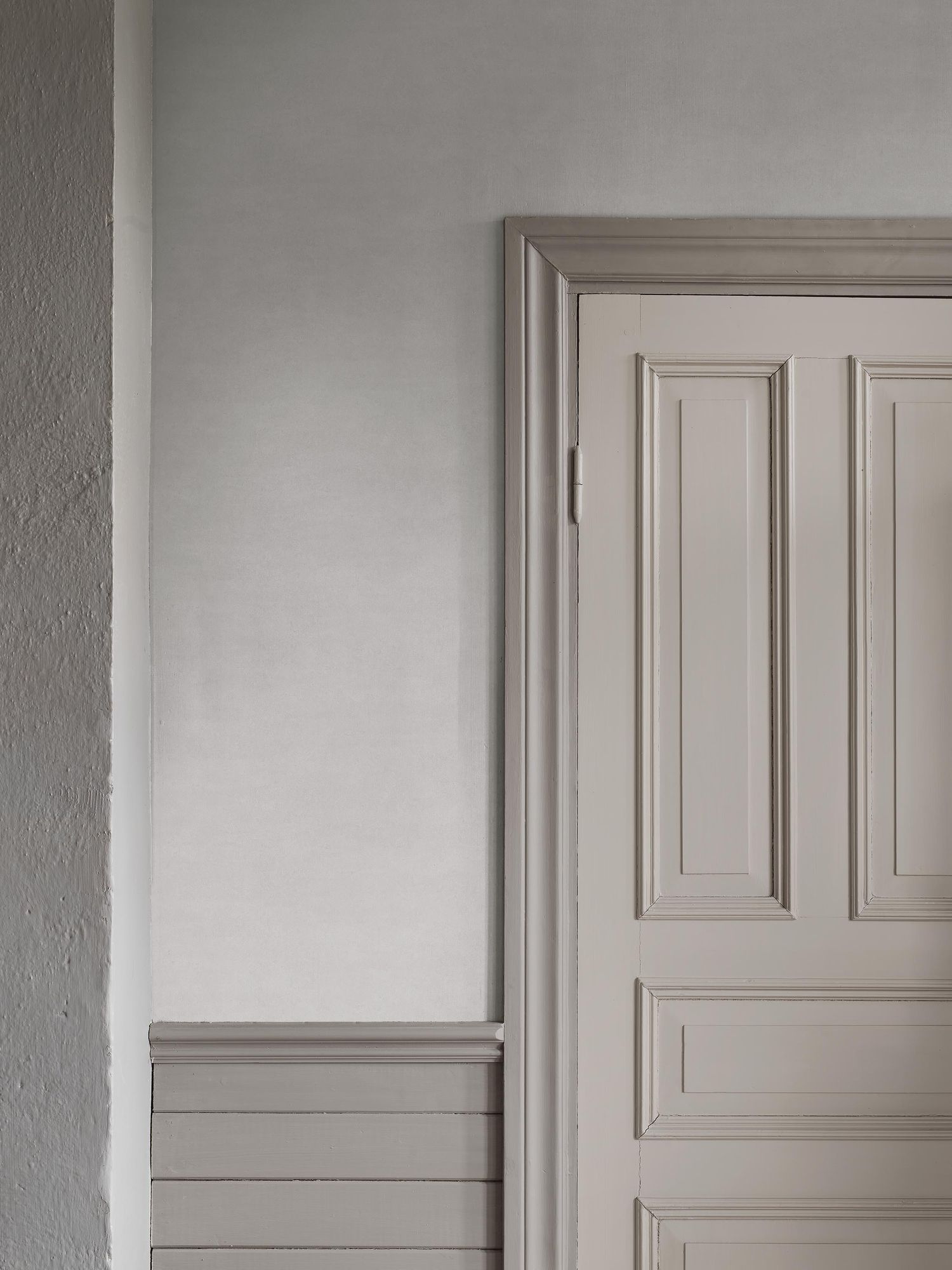 5051 Shades Muscovite Grey Wallpaper by Boråstapeter