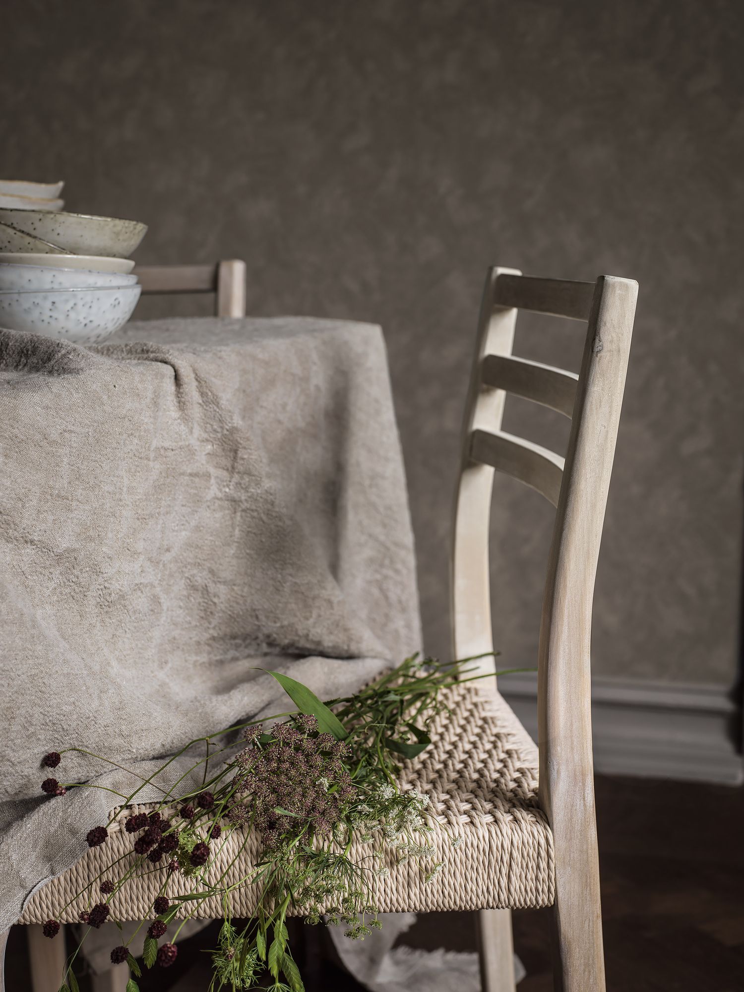 5086 Painter´s Wall Light Grey Cottage Garden Wallpaper by Boråstapeter