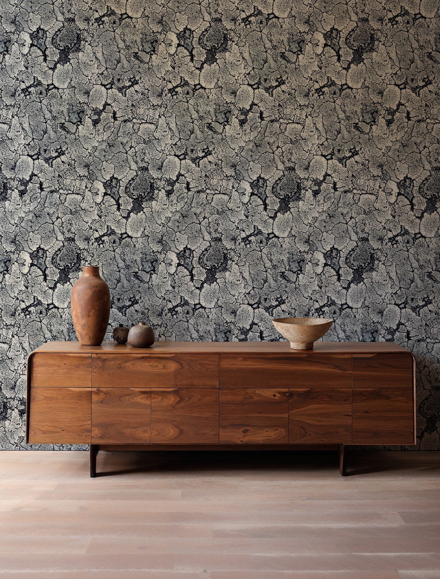 5800061 Liquen Black Essentia Wallpaper by Coordonné