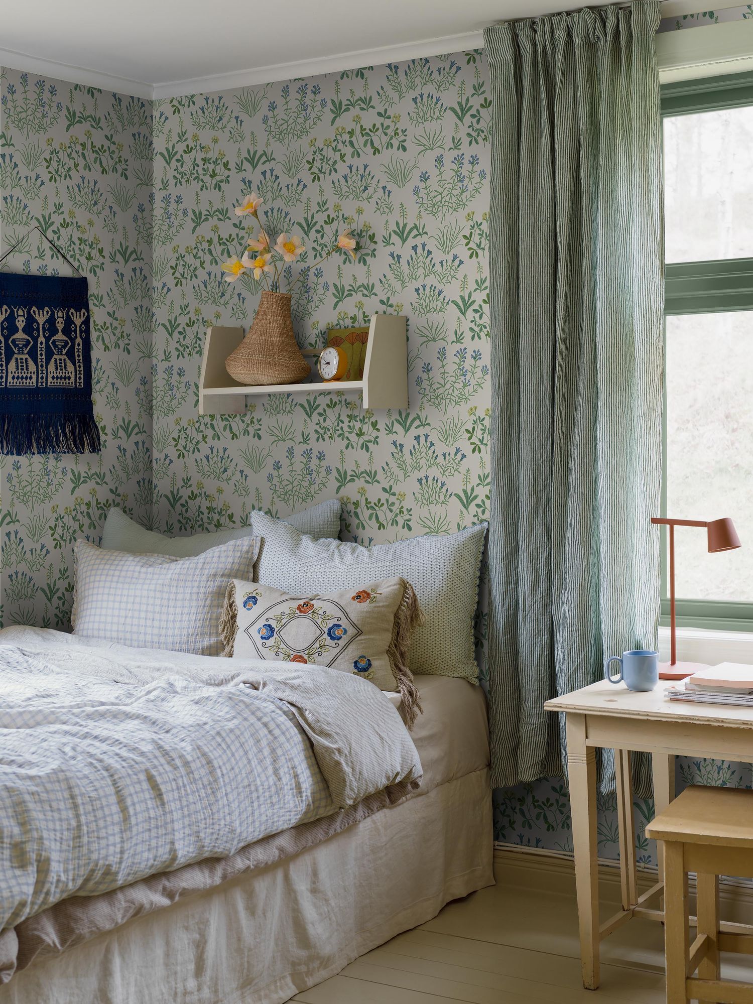 5803 Noras Äng Multi and White Wallpaper by Boråstapeter