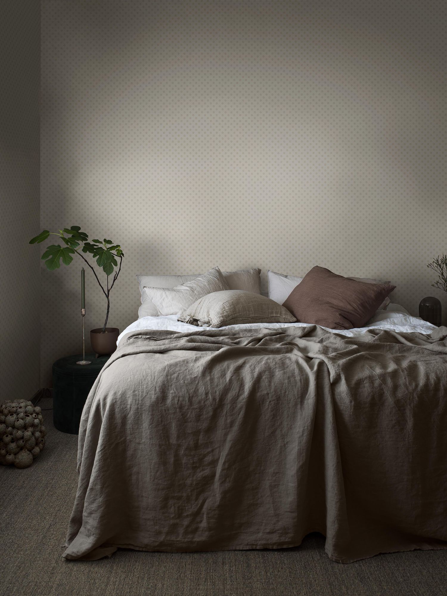 5807 Skogsstjärna Beige and White Wallpaper by Boråstapeter