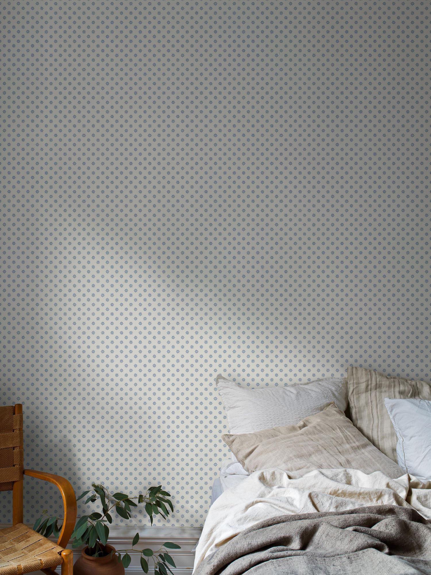 5810 Skogsstjärna Blue and White Wallpaper by Boråstapeter