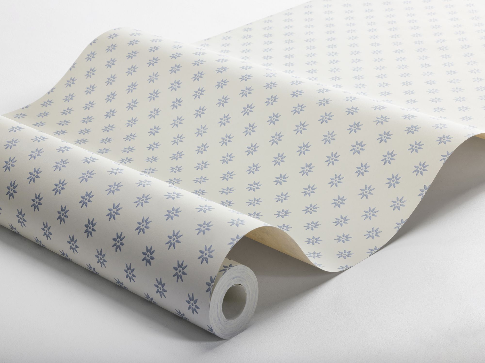 5810 Skogsstjärna Blue and White Wallpaper by Boråstapeter