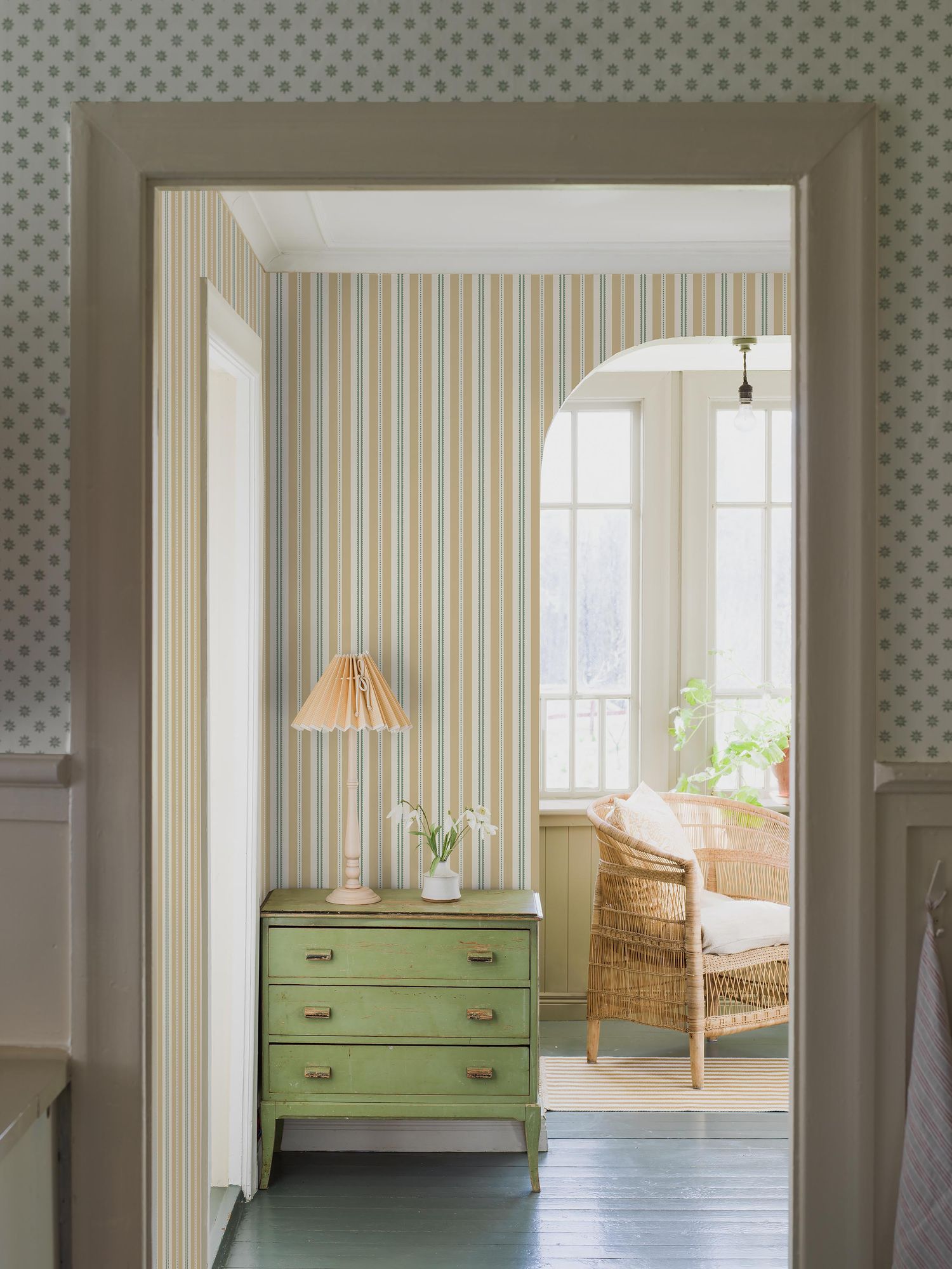 5816 Hedda Yellow and Green Wallpaper by Boråstapeter