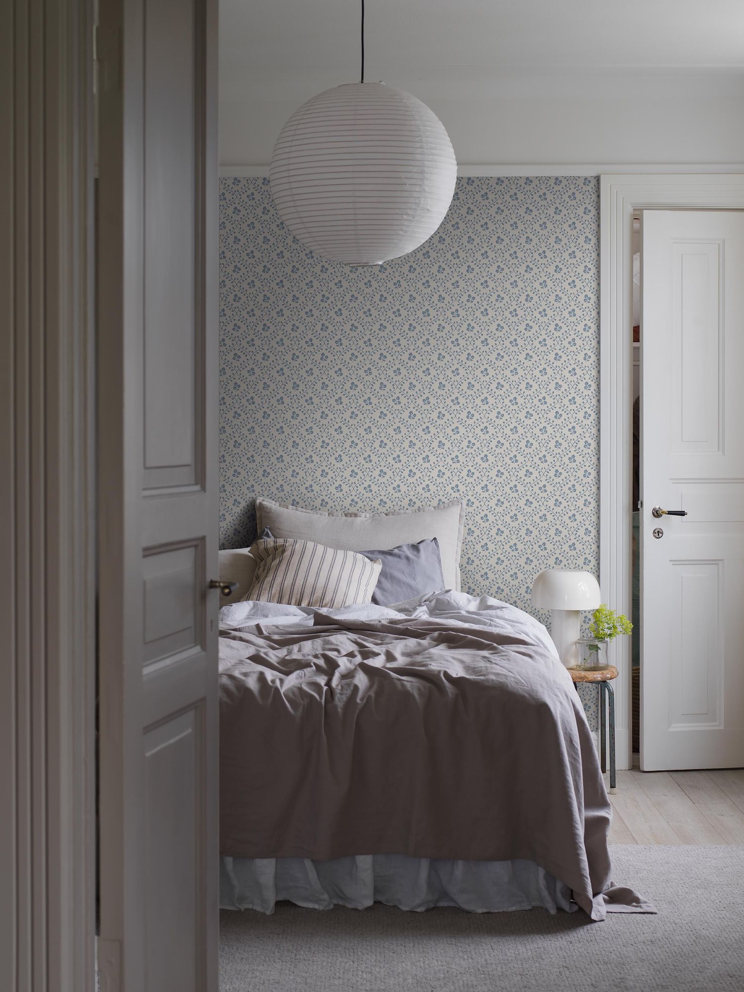 5822 Idun Blue and White Wallpaper by Boråstapeter