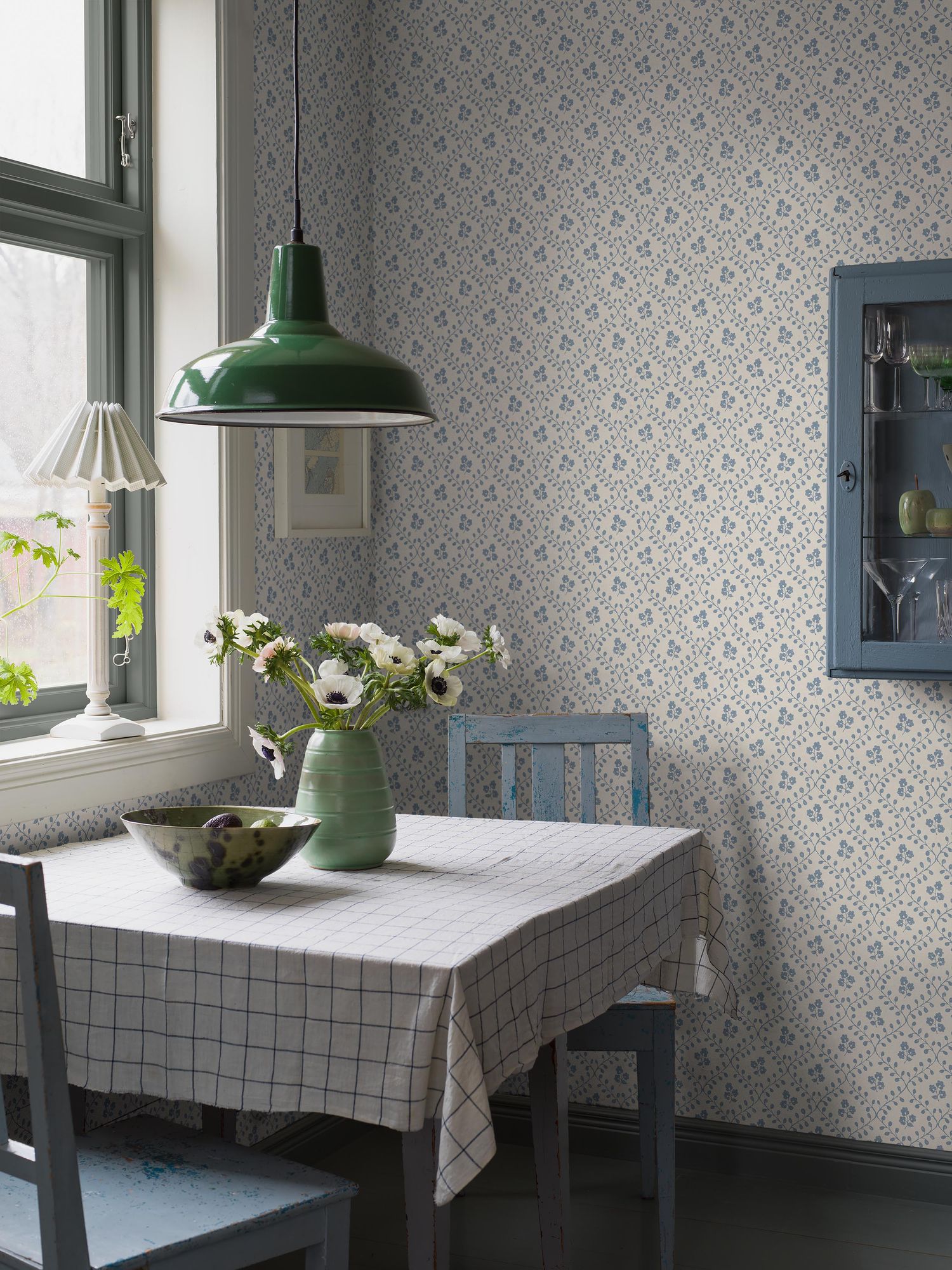 5822 Idun Blue and White Wallpaper by Boråstapeter