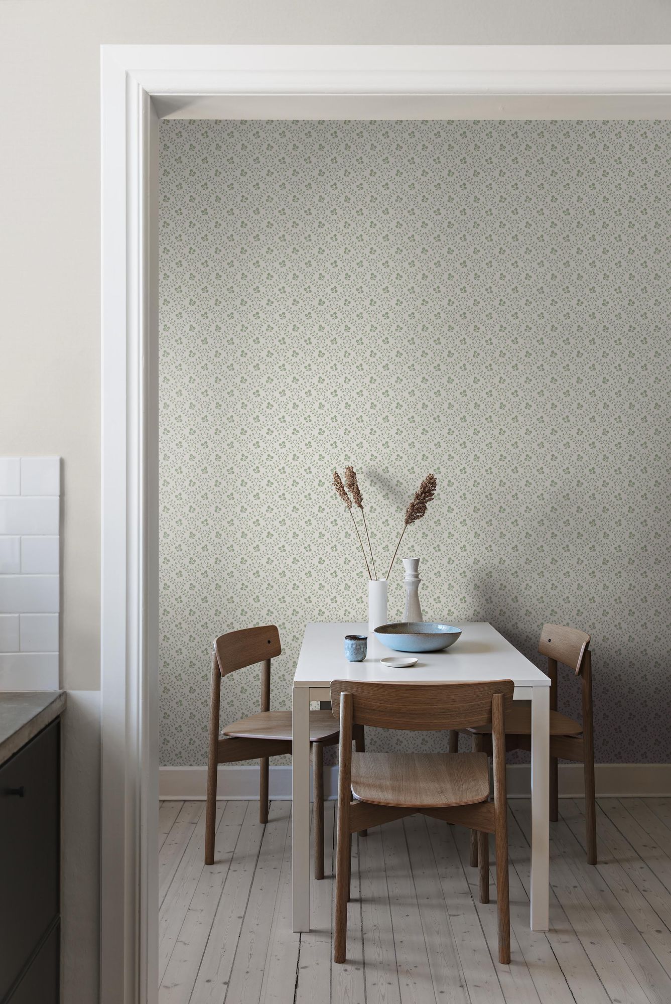 5823 Idun Green and White Wallpaper by Boråstapeter