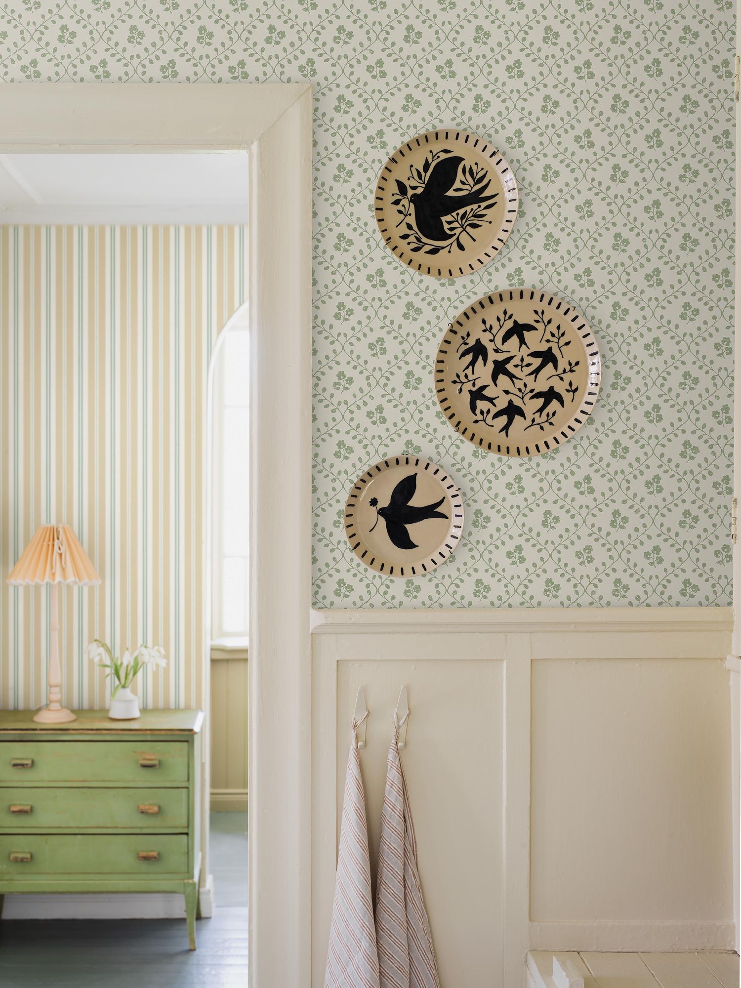 5823 Idun Green and White Wallpaper by Boråstapeter