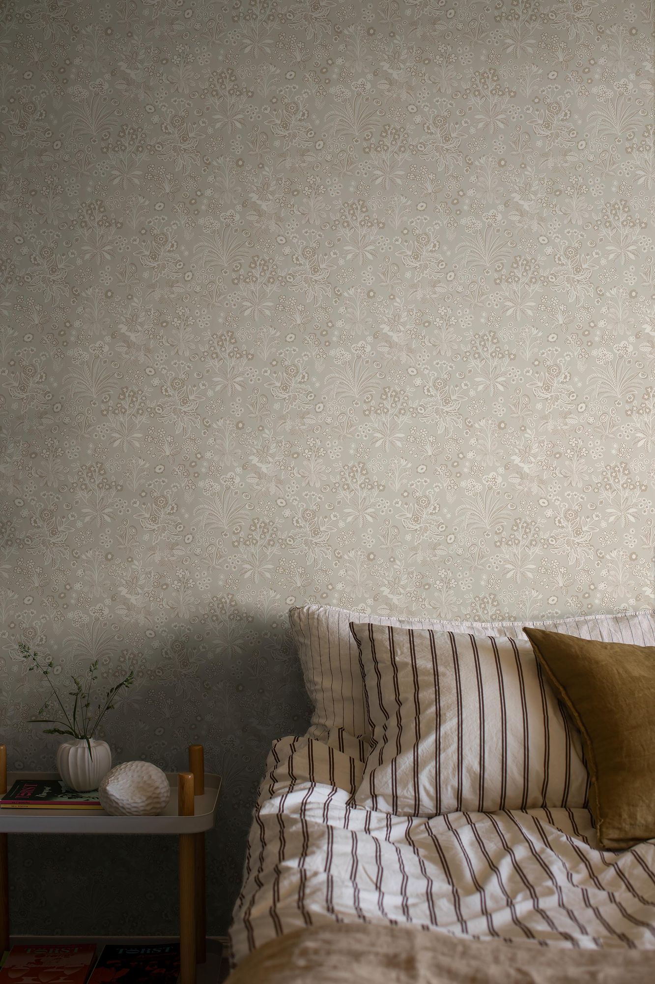5827 Tuva Beige and Brown Wallpaper by Boråstapeter