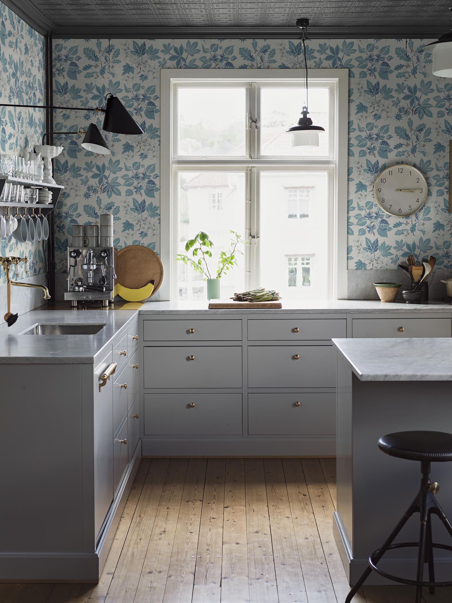 5834 Arboretum Blue and White Wallpaper by Boråstapeter