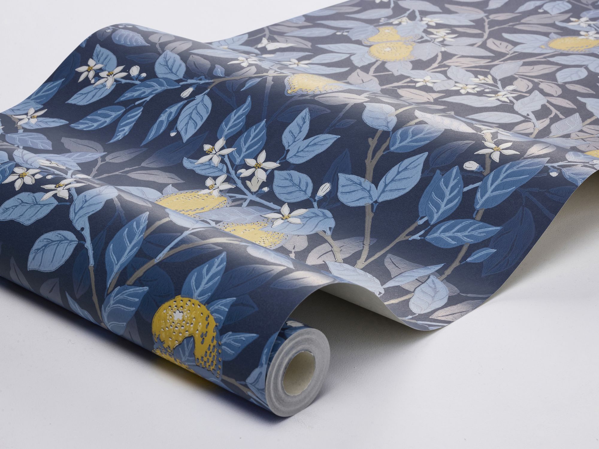 6151 Citronträd Dark Blue Blue & White Wallpaper by Boråstapeter
