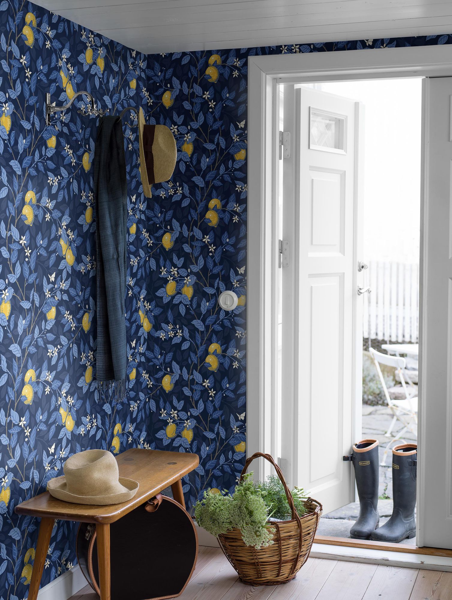 6151 Citronträd Dark Blue Blue & White Wallpaper by Boråstapeter