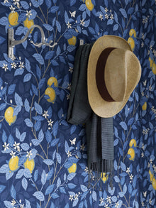 6151 Citronträd Dark Blue Blue & White Wallpaper by Boråstapeter
