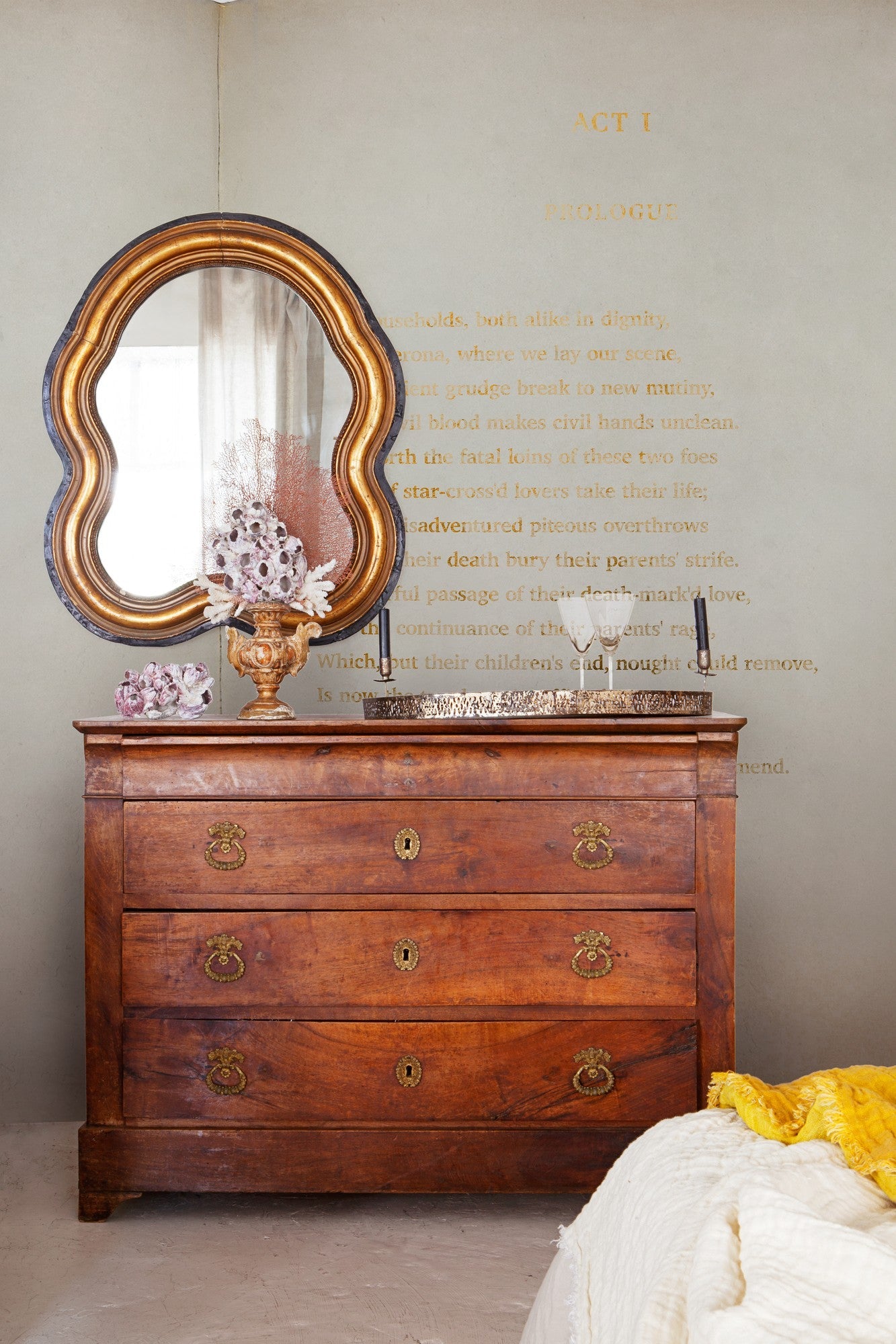 6800716 Romeo And Juliete Gold Random Papers II Mural by Coordonné