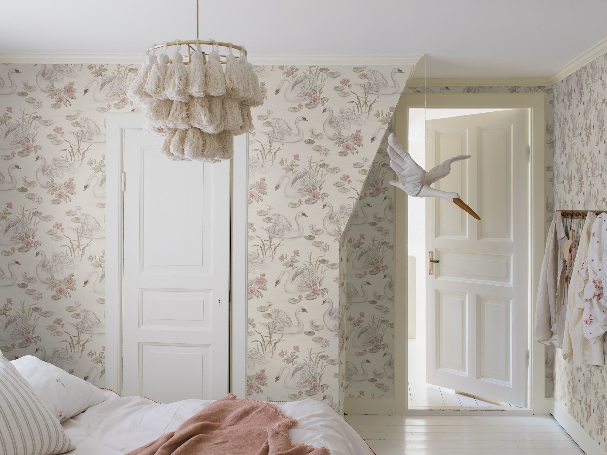 6924 Lily Swan Multi and White Wallpaper by Boråstapeter