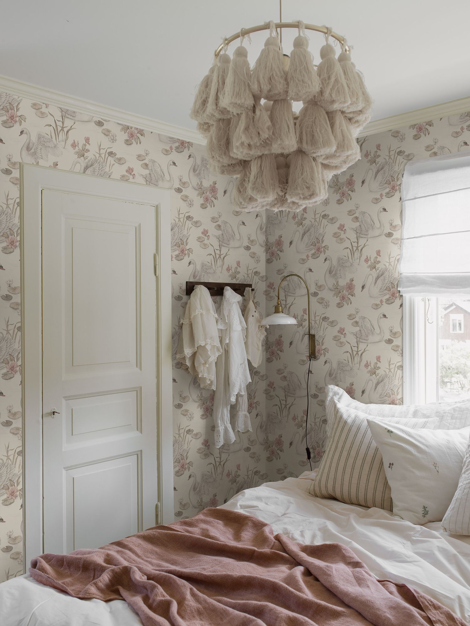 6924 Lily Swan Multi and White Wallpaper by Boråstapeter