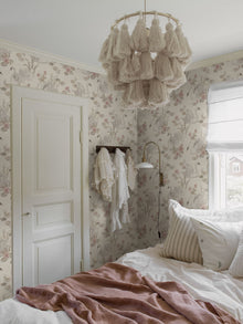 6924 Lily Swan Multi and White Wallpaper by Boråstapeter