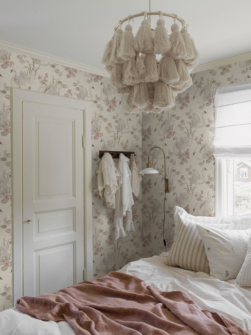 6924 Lily Swan Multi and White Wallpaper by Boråstapeter
