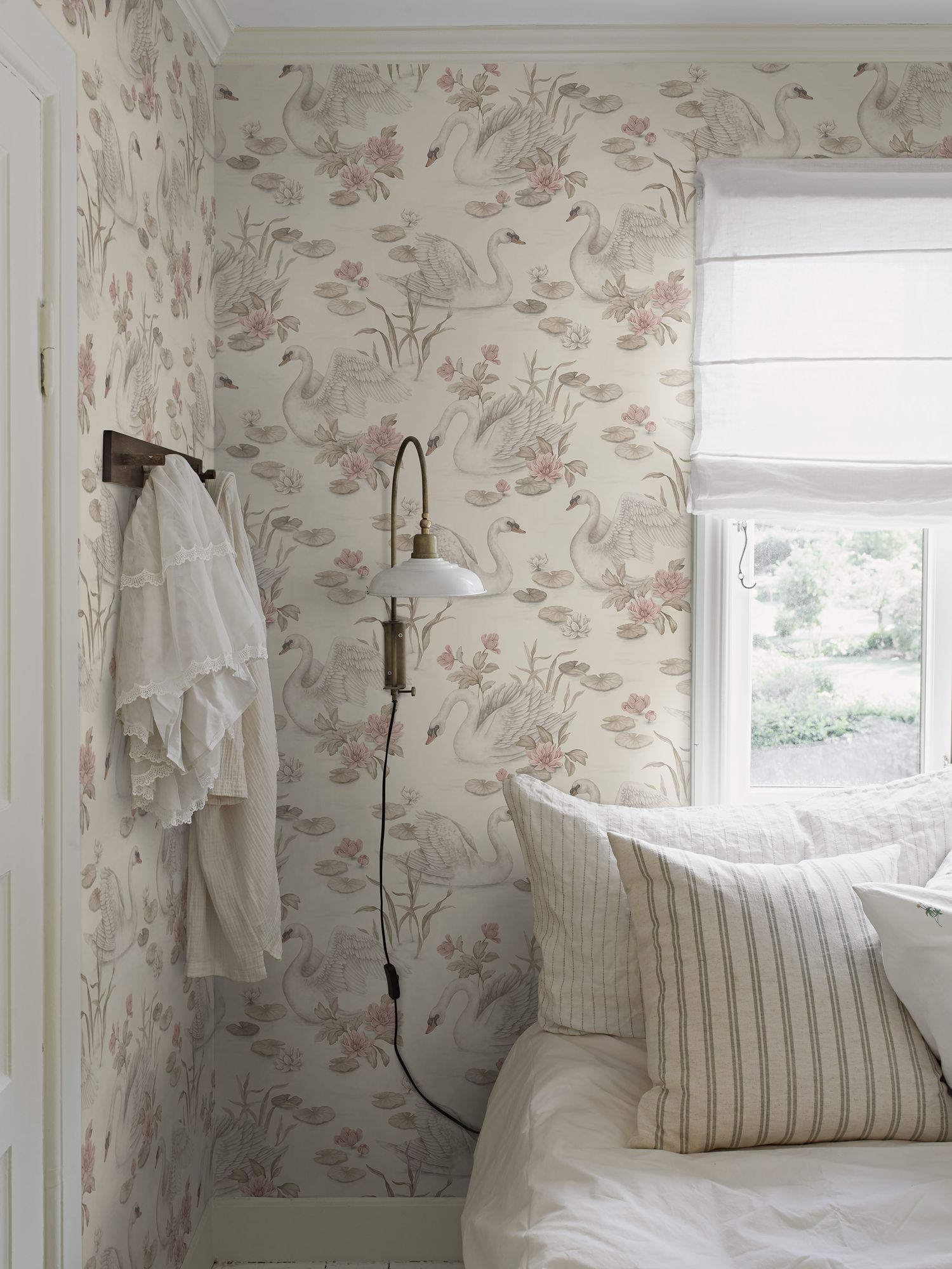 6924 Lily Swan Multi and White Wallpaper by Boråstapeter