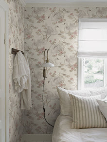 6924 Lily Swan Multi and White Wallpaper by Boråstapeter