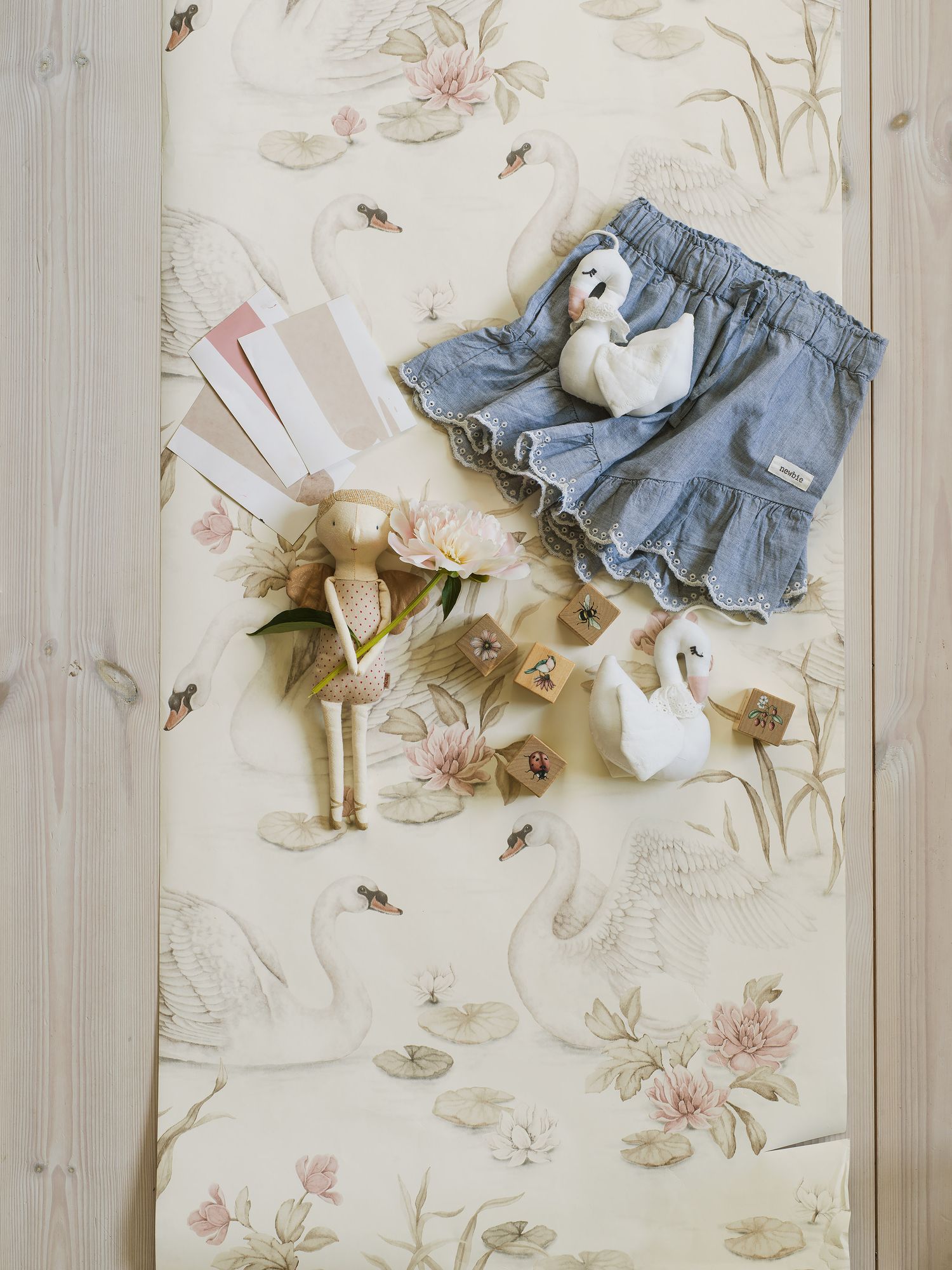6924 Lily Swan Multi and White Wallpaper by Boråstapeter