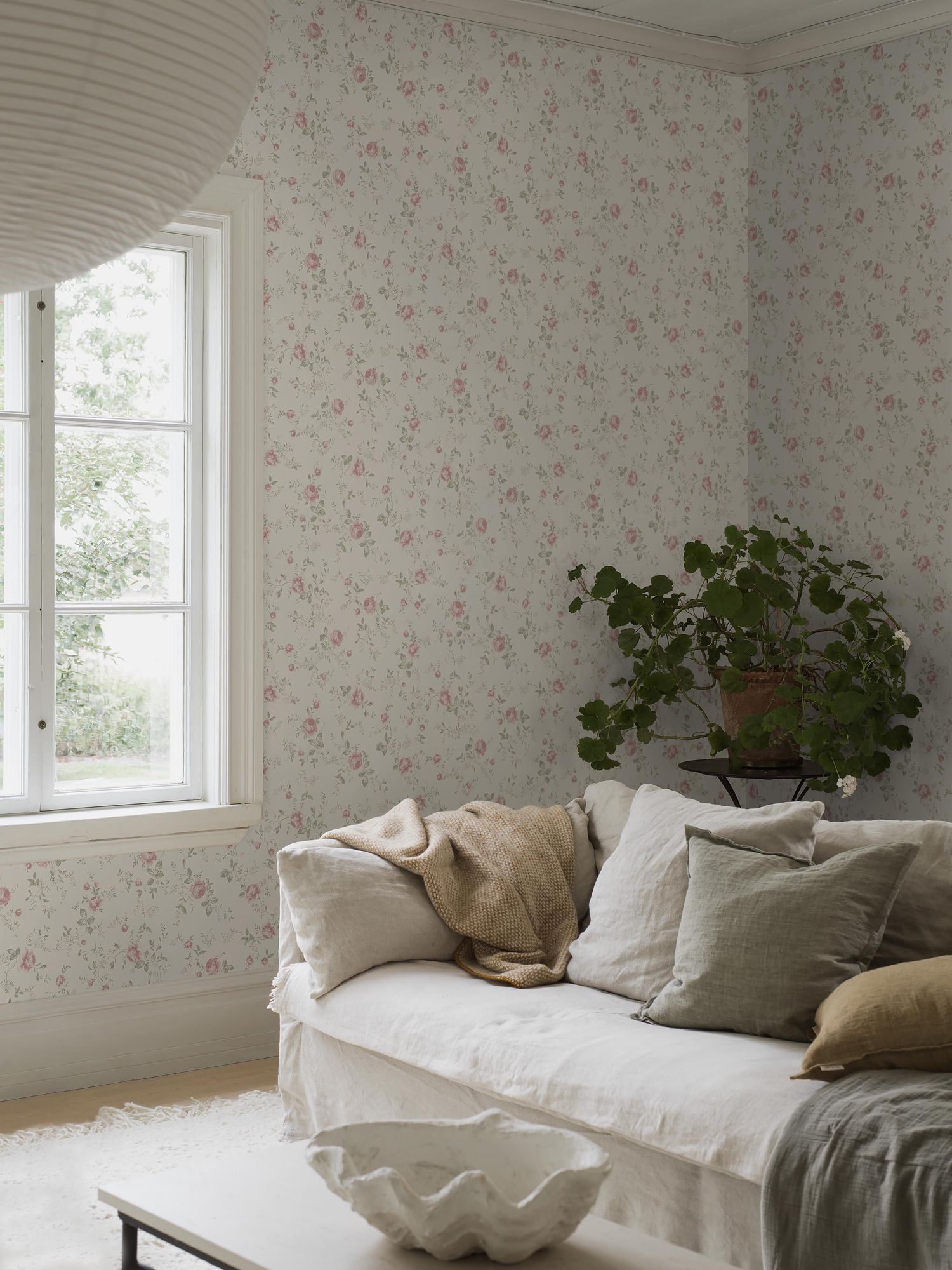 6928 Rose Garden White and Multi Wallpaper by Boråstapeter