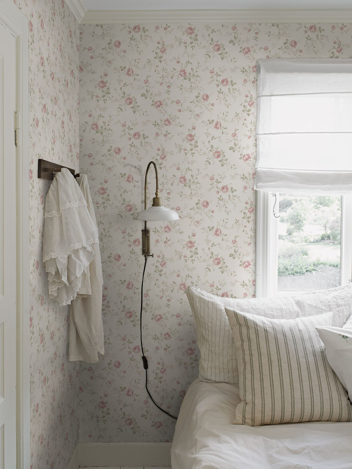 Rose Garden White and Multi Newbie Wallpaper Wallpaper by Boråstapeter