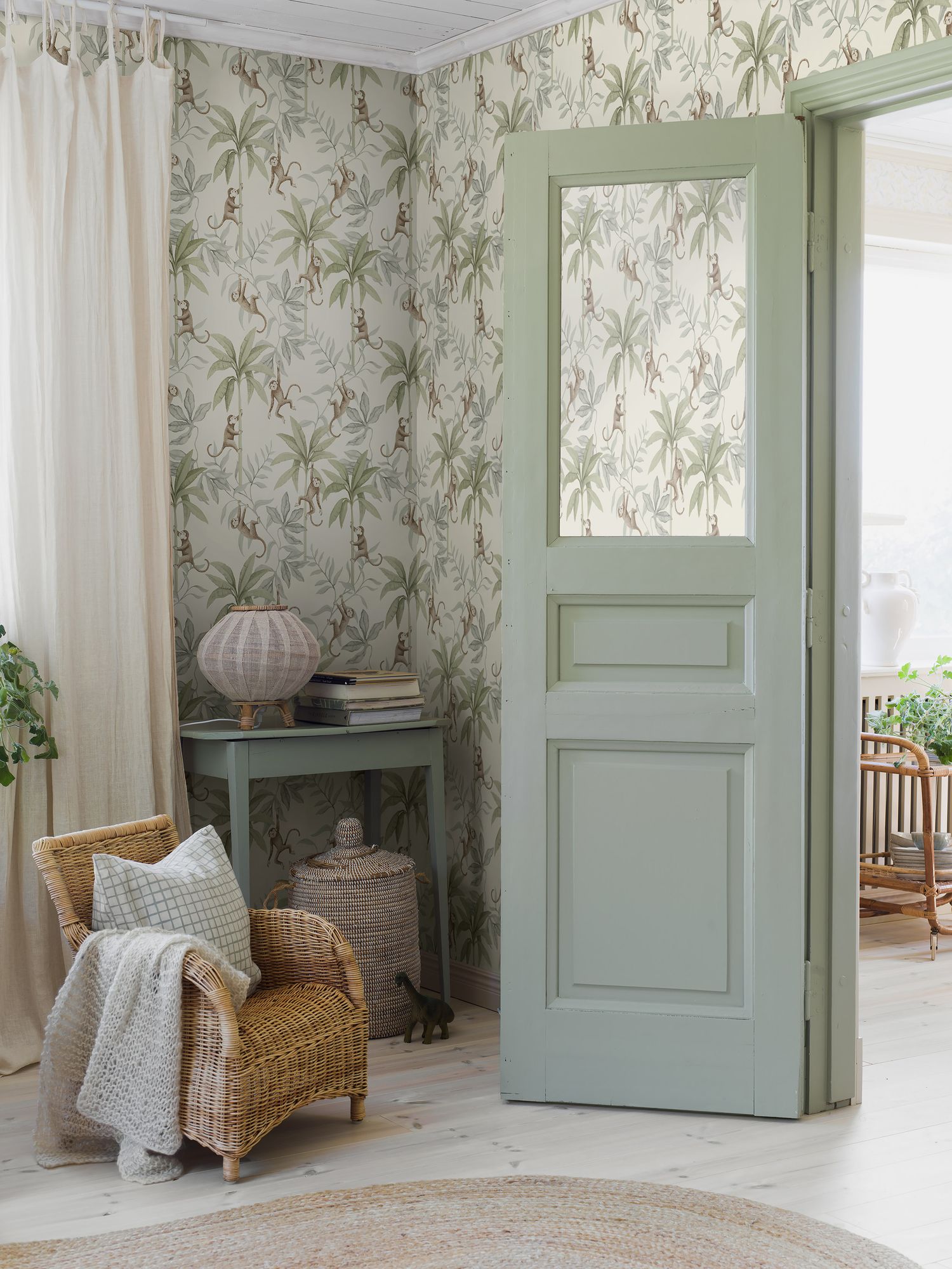 6936 Jungle Friends White and Multi Wallpaper by Boråstapeter