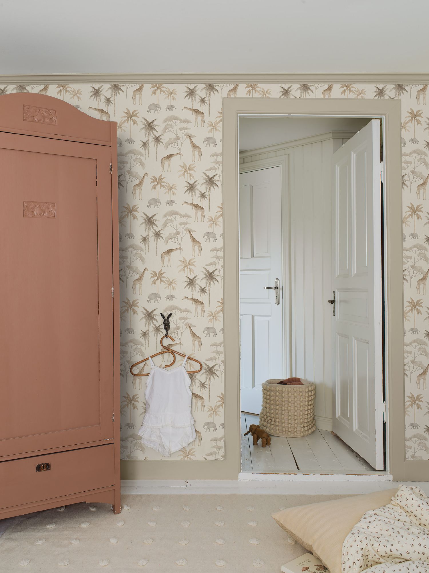 6938 Savannah Beige and Grey Wallpaper by Boråstapeter