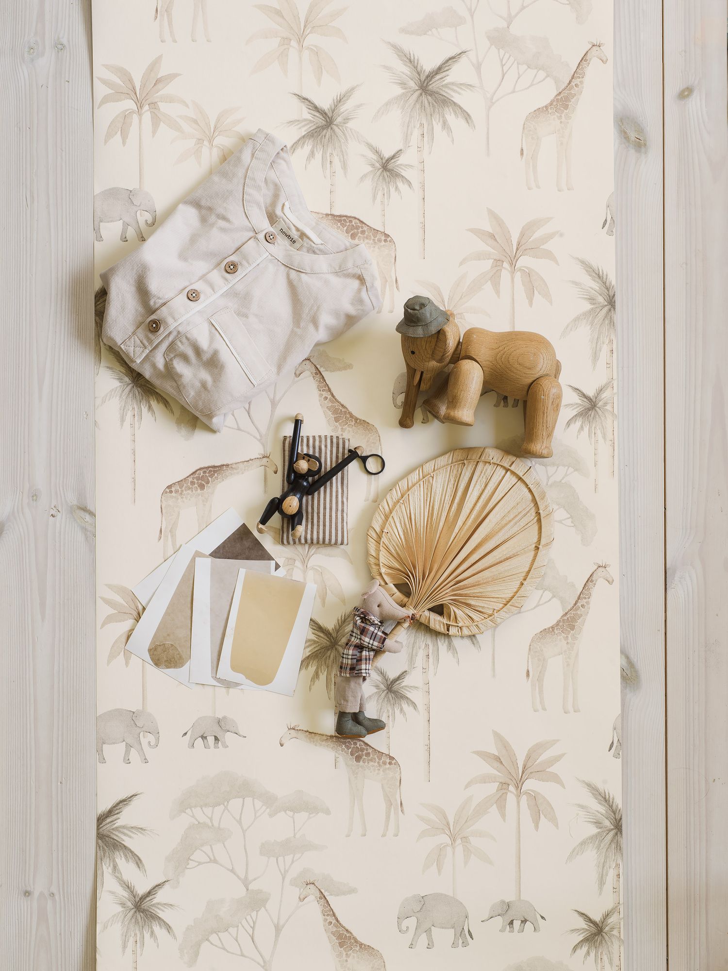 6938 Savannah Beige and Grey Wallpaper by Boråstapeter