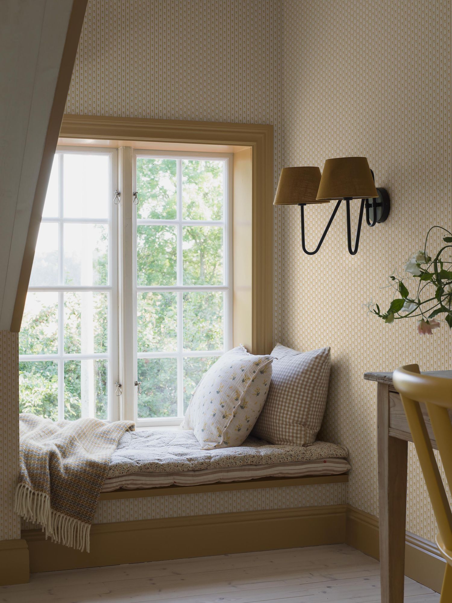 6953 Lilla Lyckan Yellow and White Wallpaper by Boråstapeter