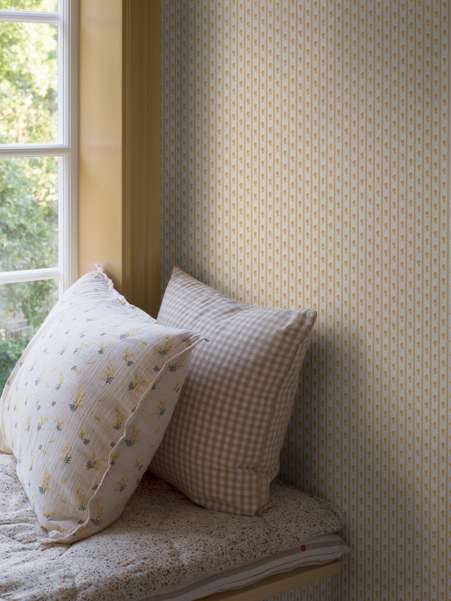 6953 Lilla Lyckan Yellow and White Wallpaper by Boråstapeter