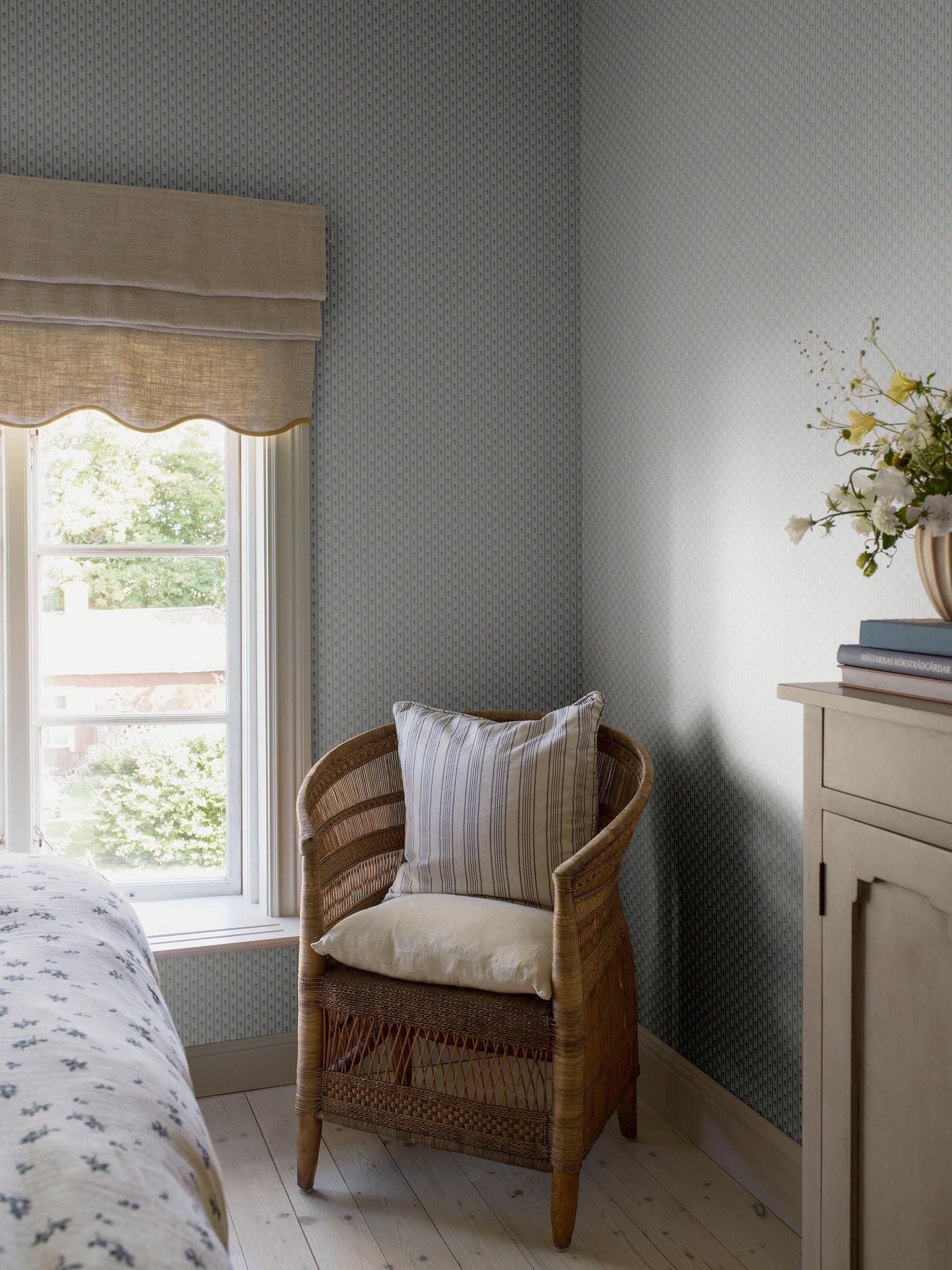 6956 Lilla Lyckan Blue and White Wallpaper by Boråstapeter