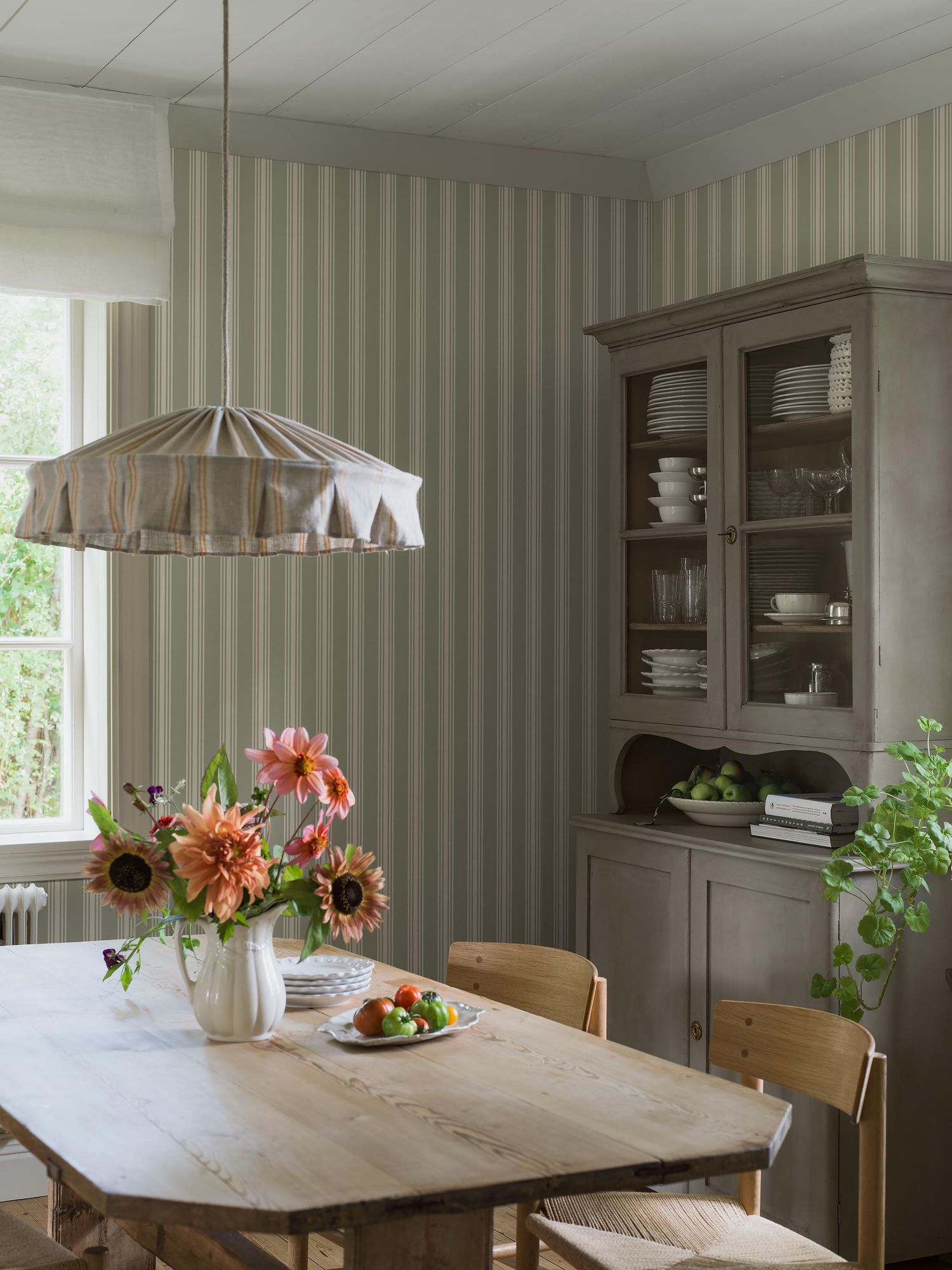 6959 Gunnebo Green and White Wallpaper by Boråstapeter