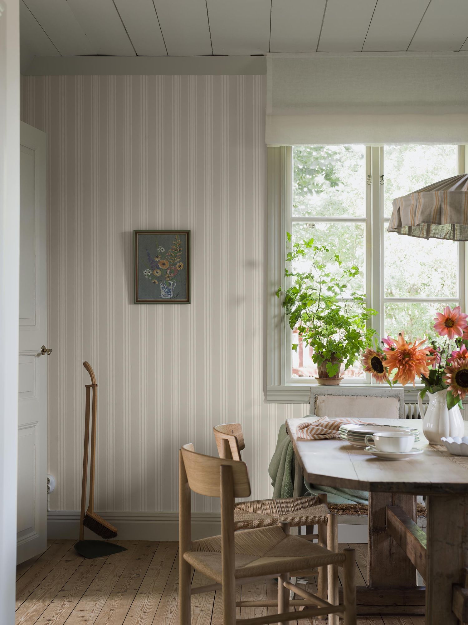 6961 Gunnebo Grey and White Wallpaper by Boråstapeter
