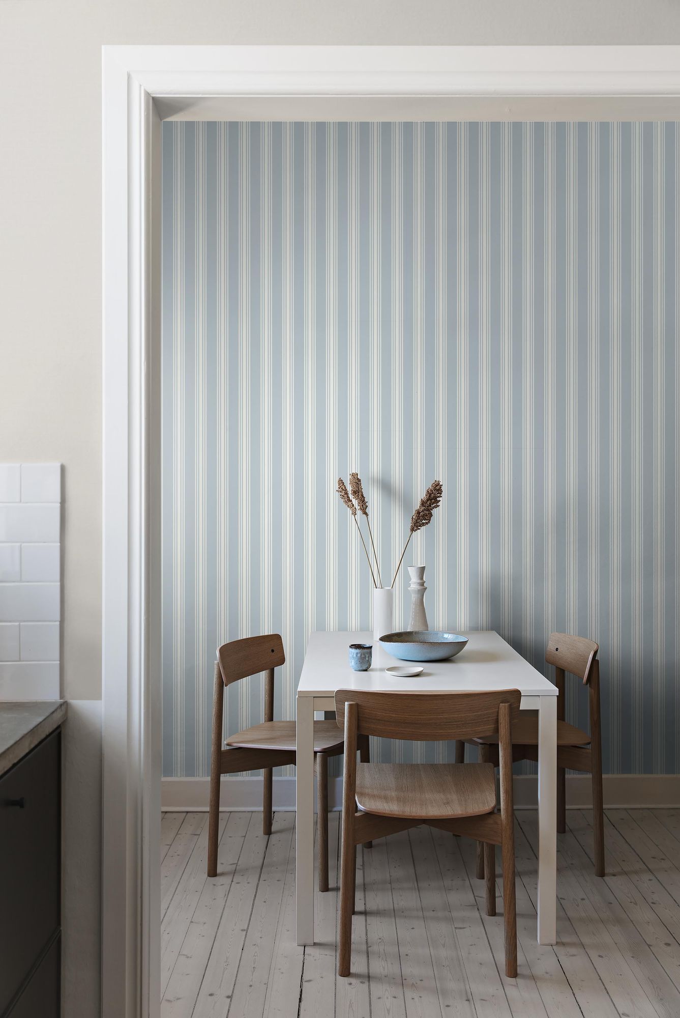 6962 Gunnebo Blue and White Wallpaper by Boråstapeter