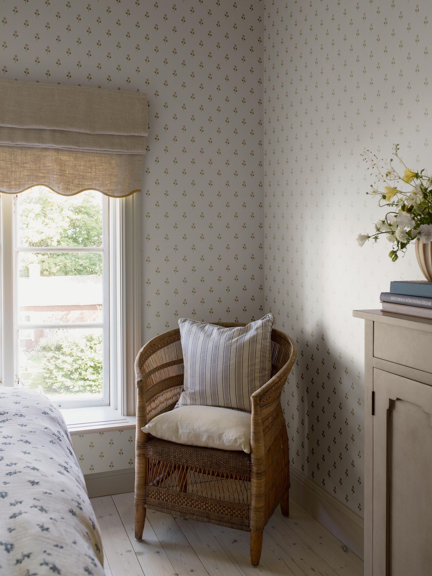 6973 Anemone Pink and White Wallpaper by Boråstapeter