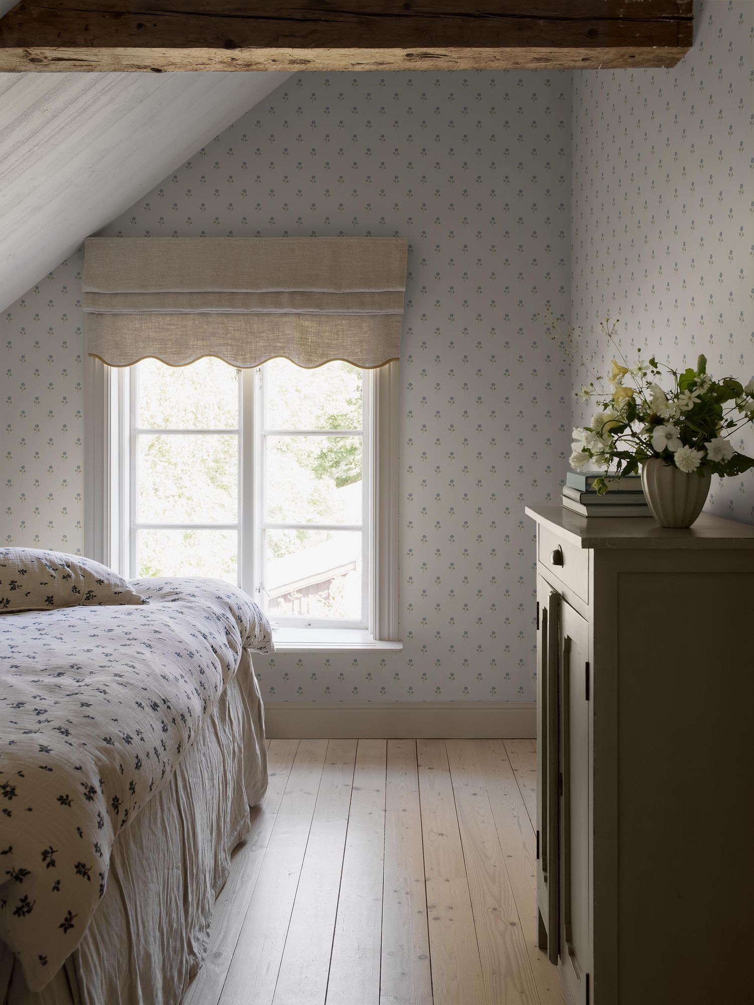 6974 Anemone Blue and White Wallpaper by Boråstapeter