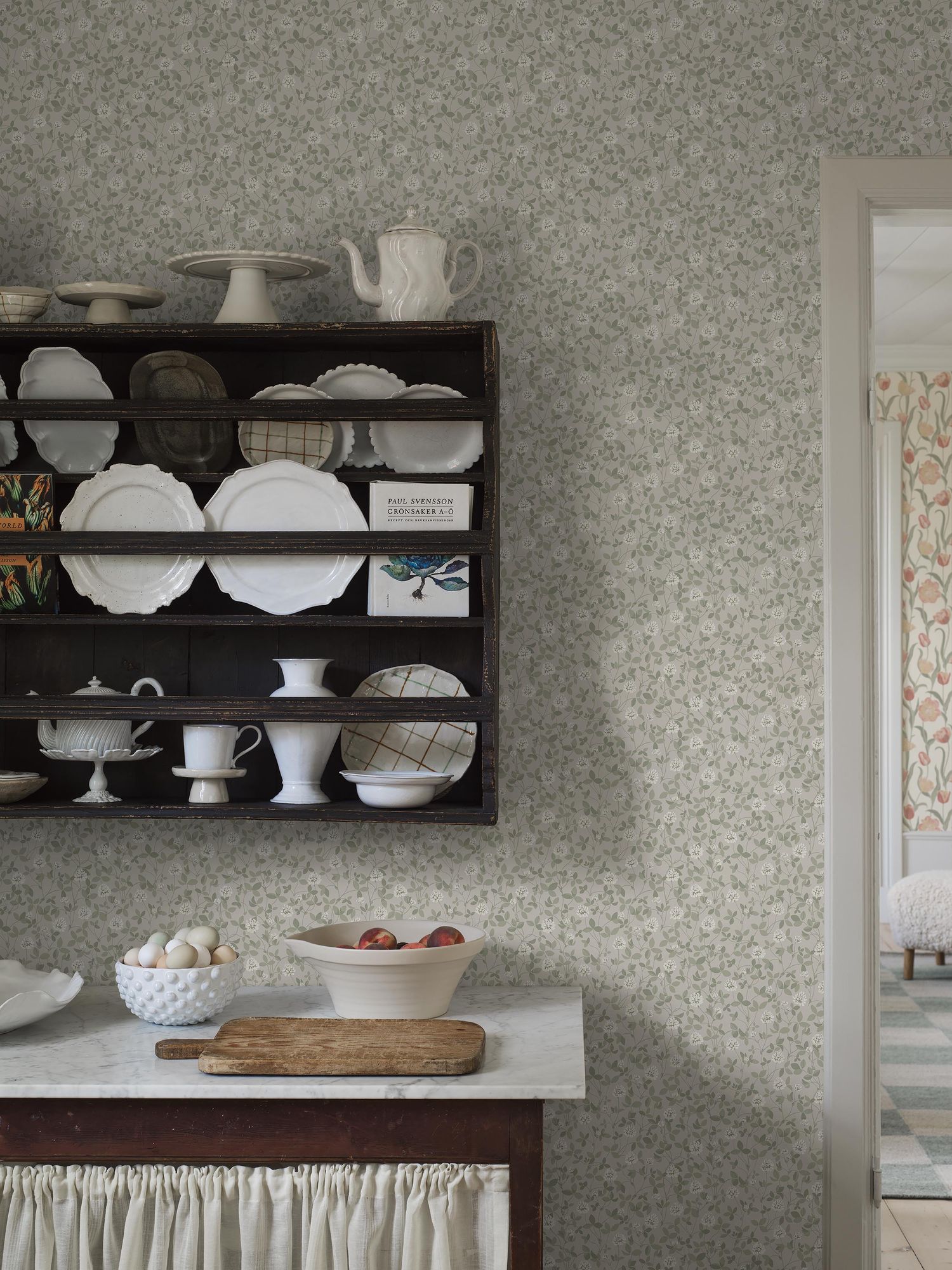 6977 Klöver Beige and Green Wallpaper by Boråstapeter