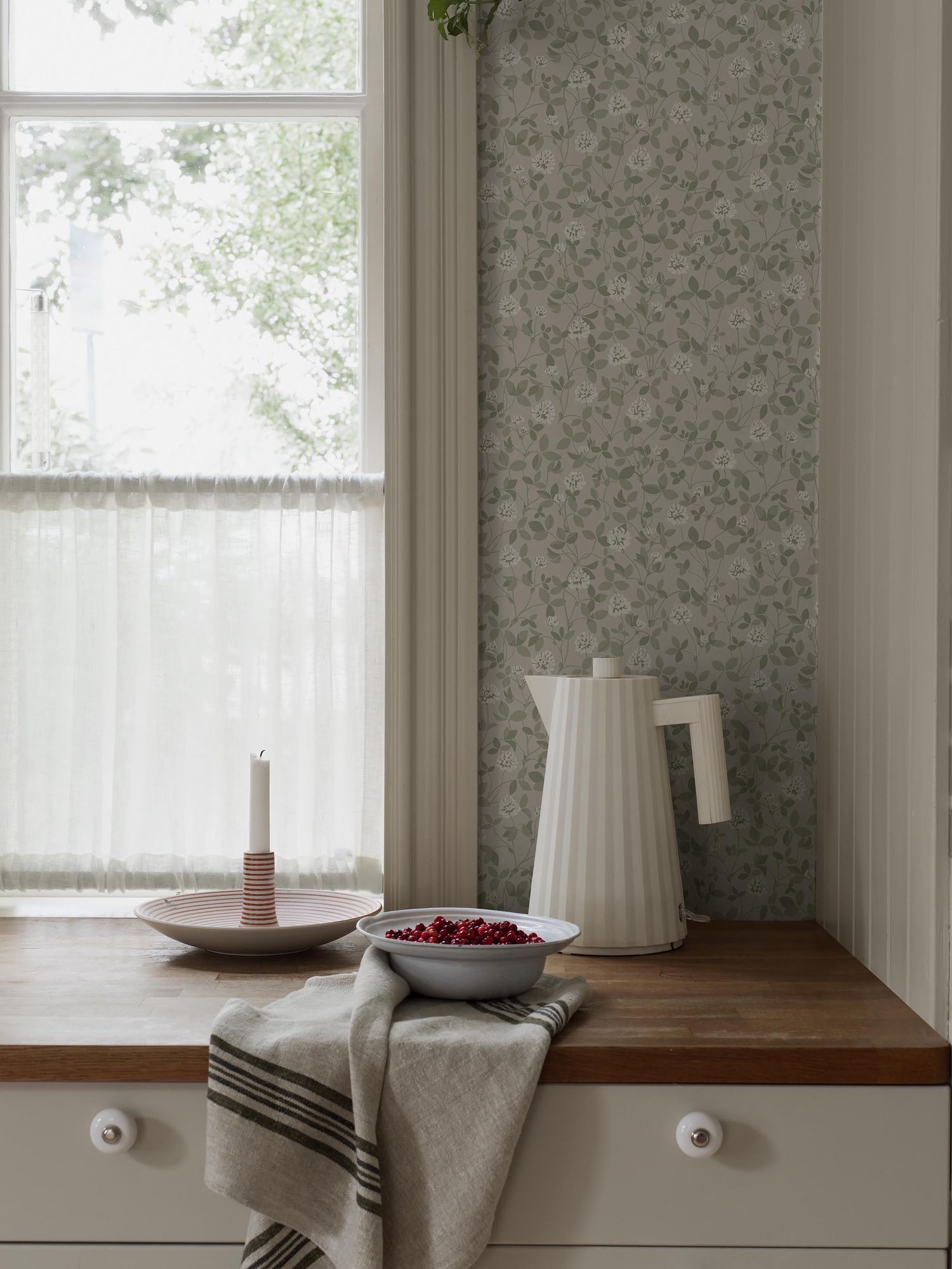 6977 Klöver Beige and Green Wallpaper by Boråstapeter