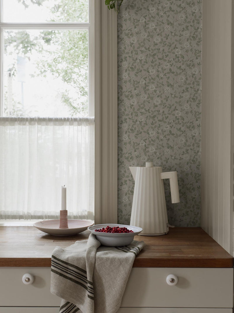 6977 Klöver Beige and Green Wallpaper by Boråstapeter