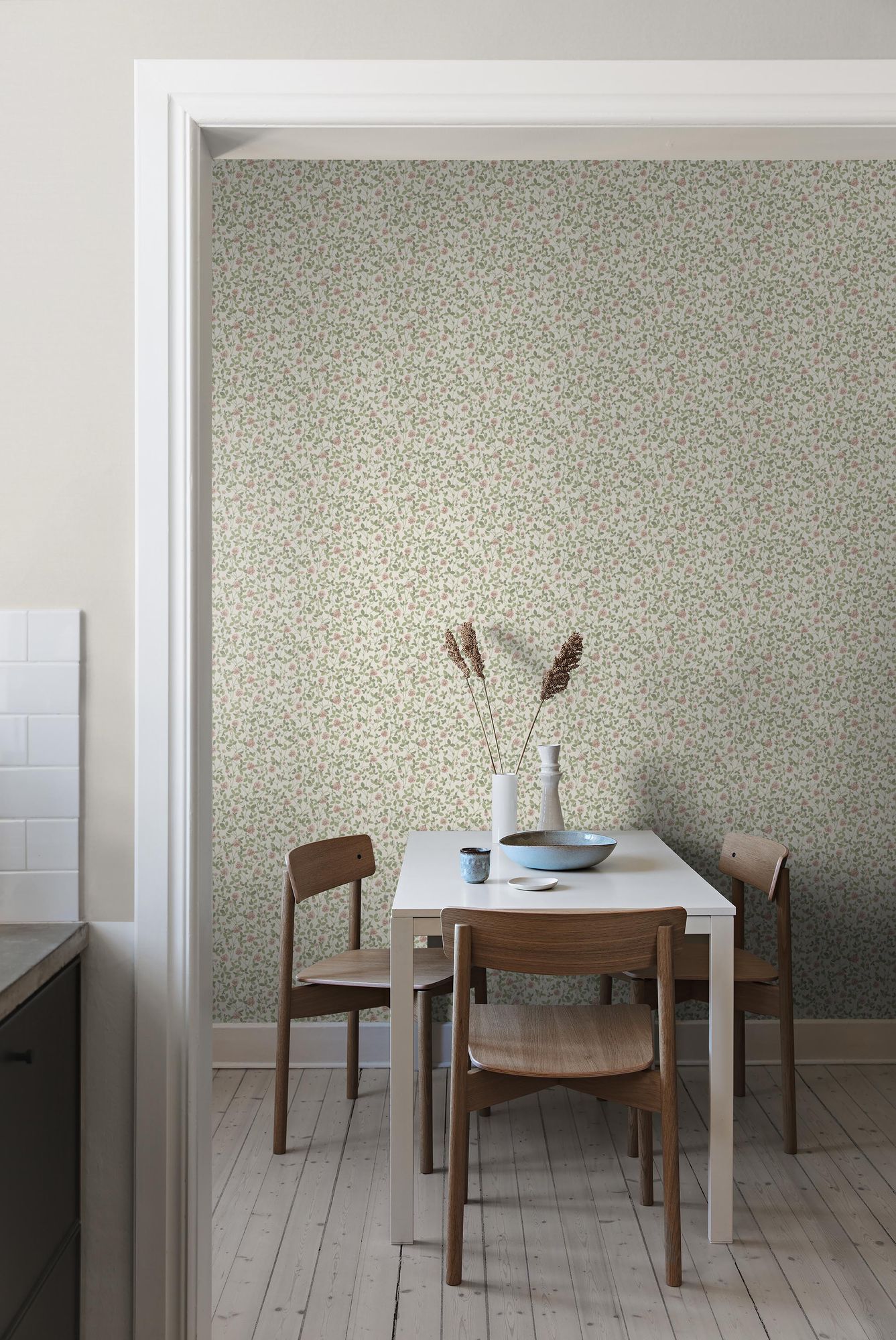 6978 Klöver Pink and Green Wallpaper by Boråstapeter