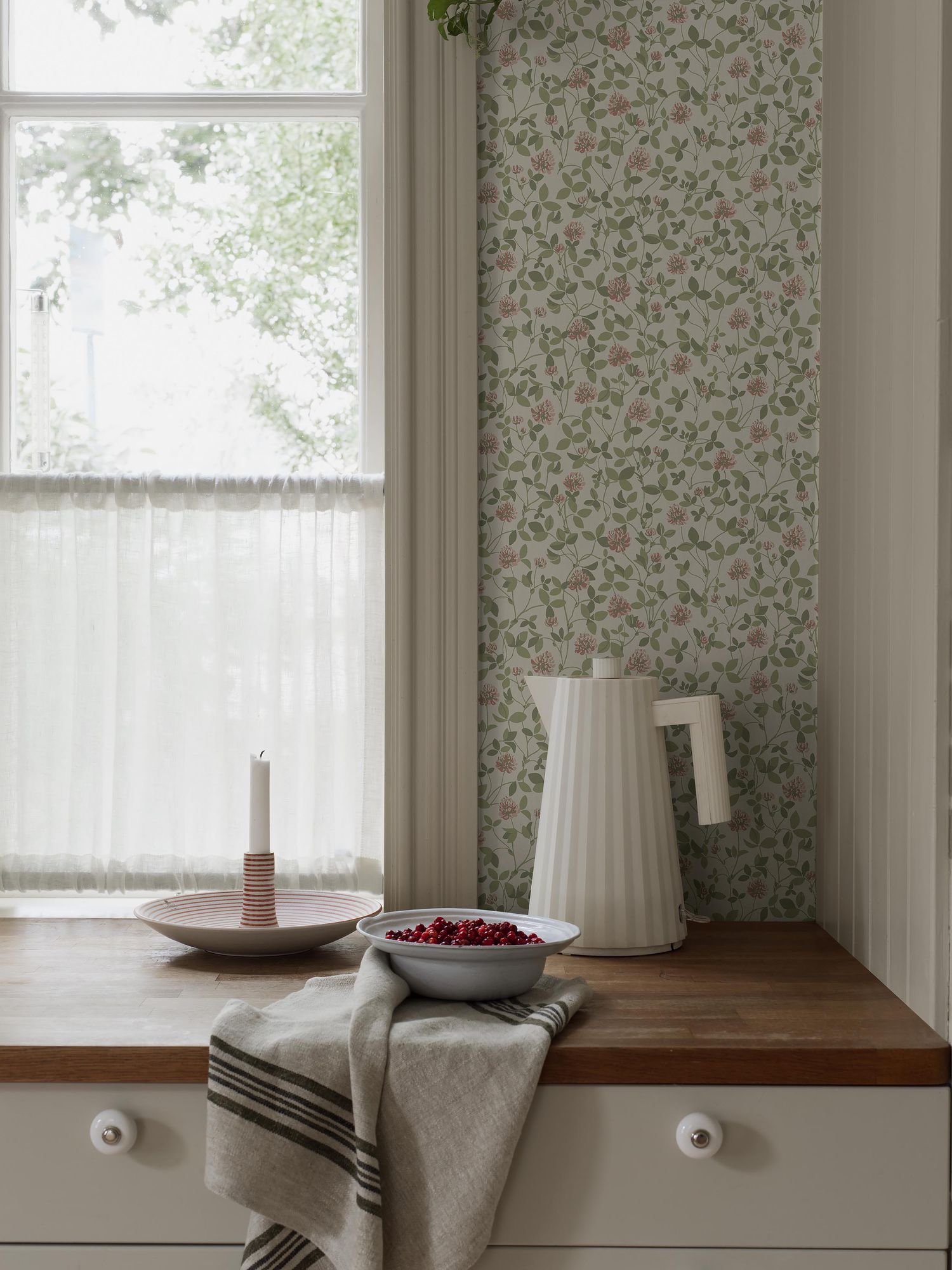 6978 Klöver Pink and Green Wallpaper by Boråstapeter