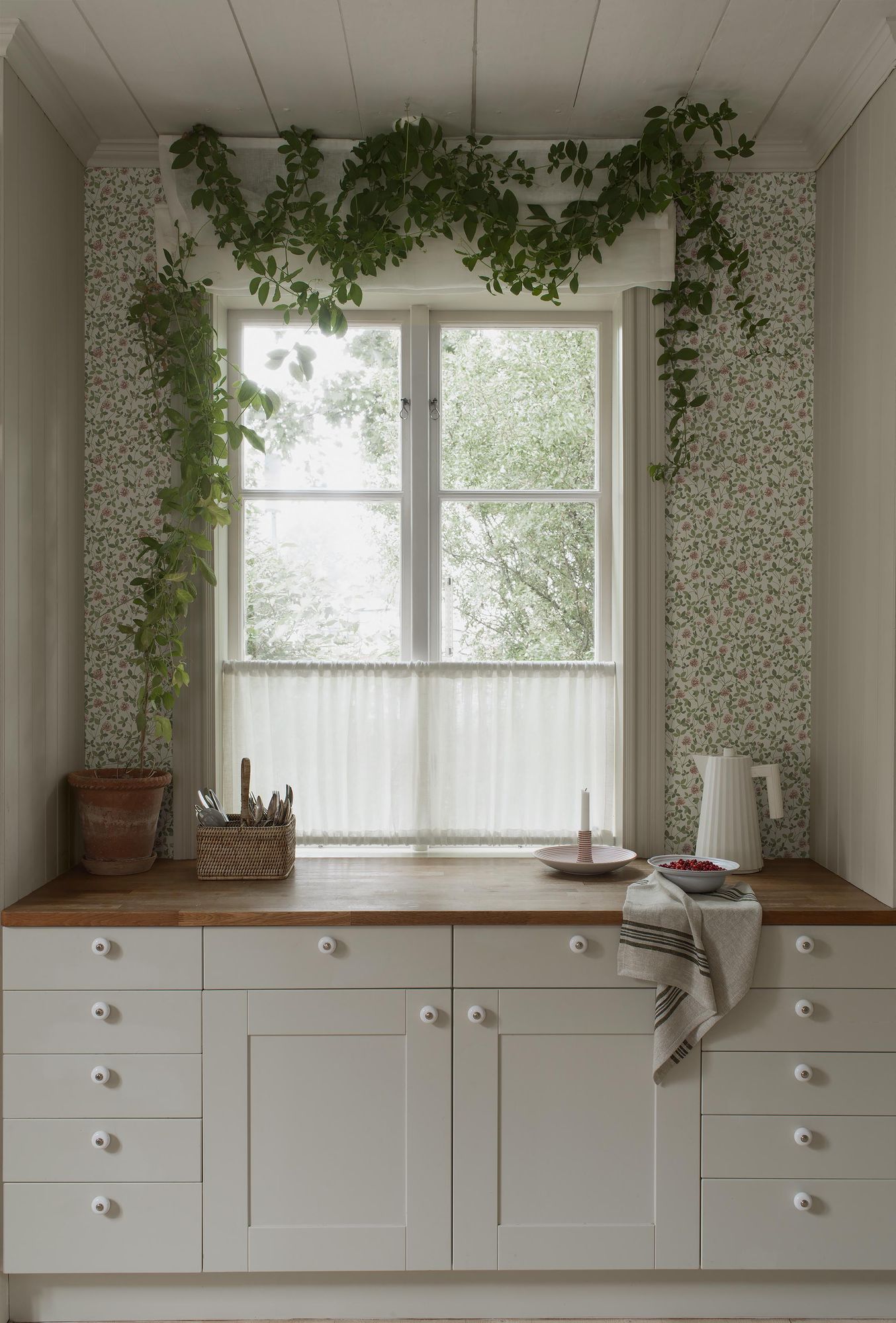 6978 Klöver Pink and Green Wallpaper by Boråstapeter