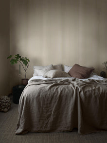 6979 Pärlrand Beige and White Wallpaper by Boråstapeter